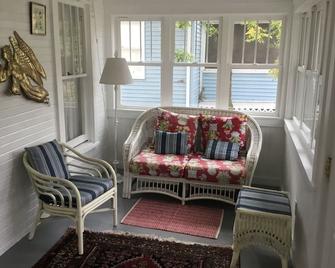 A picture perfect restored original cottage located inside the gates of Lakeside - Marblehead - Living room