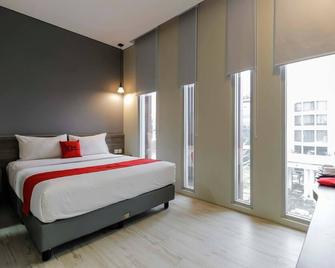 RedDoorz Plus near Tebet - Cakarta - Yatak Odası