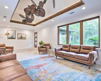 Mid-Century Dream Home Half-Mile to Beach! - St Martin - Living room