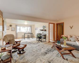 Juneau Apartment - Walk to Hiking and Breweries - Juneau - Living room