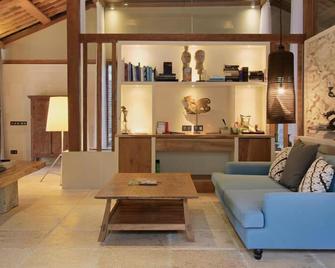 The Purist Villas & Spa Ubud - Ubud - Living room