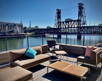 Cozy, spacious, safe 2 bed, 2 bath, condo with 2 covered deeded parking spaces. - Portland - Balcony