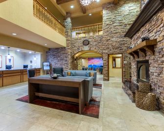 La Quinta Inn & Suites by Wyndham Vancouver - Vancouver - Lobby