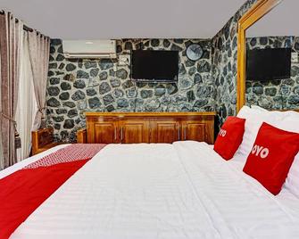 Hotel O Juanda Homestay Syariah - Pasuruan - Slaapkamer