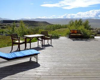 Modern luxury house in the heart of the Golden Circle. Hot tub and sauna. - Hveragerdi - Patio
