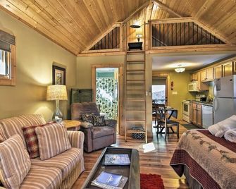 Cozy Asheville-Area Cabin w/ Hot Tub & Fireplace! - Weaverville - Living room