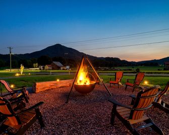 Glorious Tented Cabin with Fire Pit and Gorgeous Sky Views in Sevierville, Tennessee - Sevierville - Patio