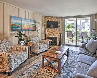 Deja Blue Oceanside Condo on Beach with Pools! - Oceanside - Living room