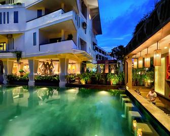 سنترال سويت ريزيدنس - سيم ريب - حوض السباحة