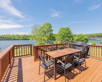 Lakefront Radford retreat with private dock, deck dining, Samsung Smart TV, and cozy queen bedrooms. - Radford - Balkon