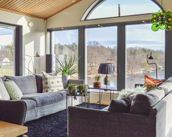 4 bedroom cozy home in Trångsund - Huddinge - Living room