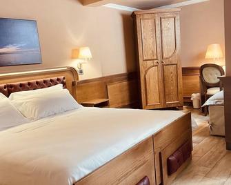 Le Club Boutique Hotel - לצ'ה - חדר שינה