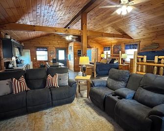 Cozy Cabin center of Bourbon Trail, Near Bardstown, beautiful country views - Springfield - Salon