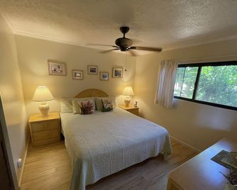 'Front Row' Ocean & Island Views 2 Bedroom - Maunaloa - Bedroom