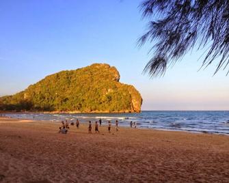 Chanthima Resort - Bang Saphan - Beach