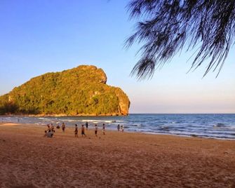 Chanthima Resort - Bang Saphan - Beach