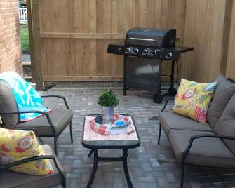 Private Coachhouse + Hot Tub in the heart of Niagara - St. Catharines - Living room