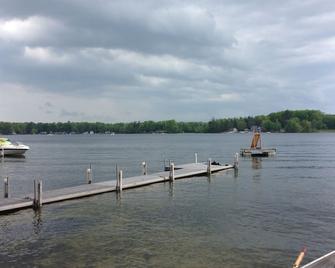 Charming Pratt Lake Lakefront 2br Cottage - Gladwin