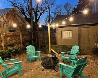 Precious Peach-2 br Boho home w/ fire pit! - New Albany - Patio