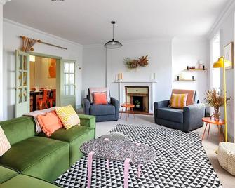 Pass the Keys Stunning apartment in central location - Bath - Living room