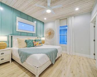 Swinging Easy by Avantstay Private Pool Firepit Balcony - Port Aransas - Bedroom