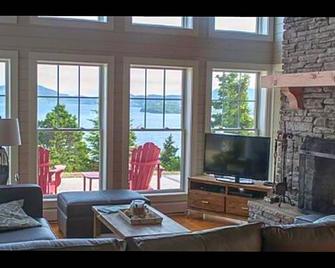 Grey Cliff Cottage - Luxury Vacation Home In Trinity East, Trinity Bay, Nl - Trinity - Living room