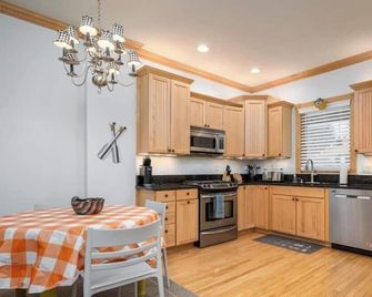 Lake Life Getaway - Condo Near Downtown - Douglas - Kitchen
