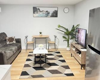Live-more cozy newly built one-bedroom apartment - Moncton - Oturma odası