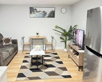 Live-more cozy newly built one-bedroom apartment - Монктон - Вітальня