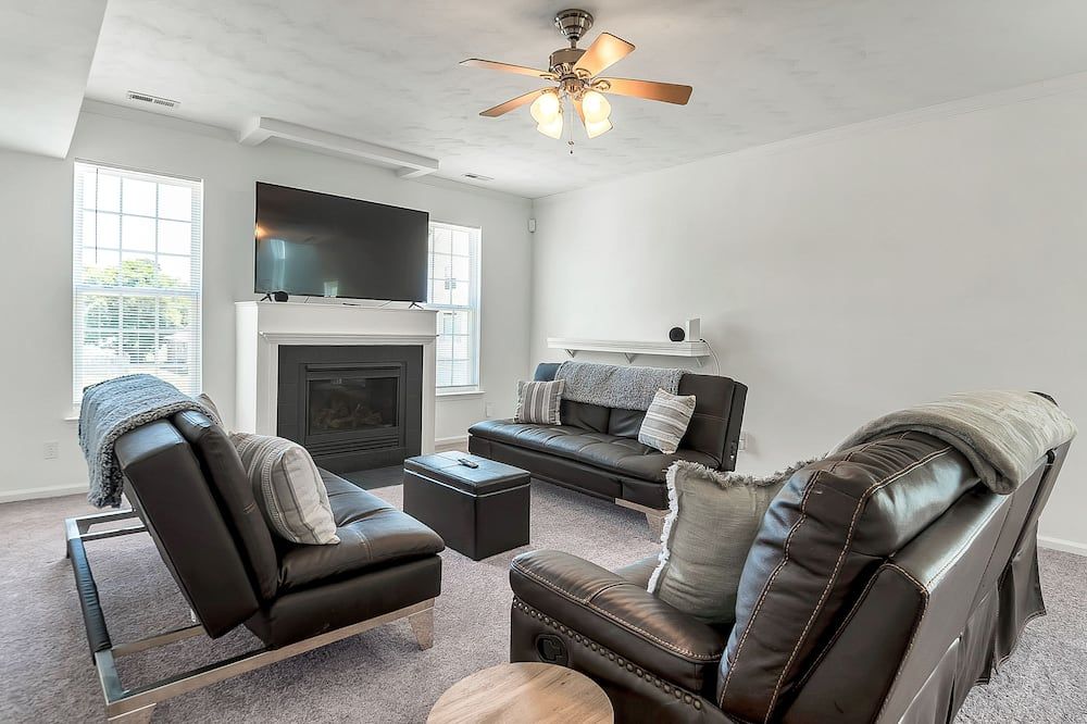 3br Townhome Near Odu & Military Bases, 30+ Days - נורפולק - סלון