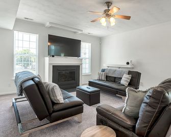 3br Townhome Near Odu & Military Bases, 30+ Days - Norfolk - Sala de estar