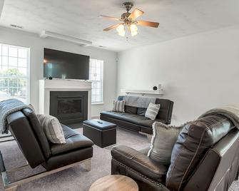 3br Townhome Near Odu & Military Bases, 30+ Days - נורפולק - סלון