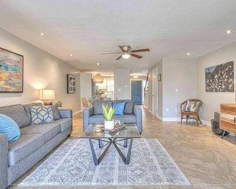 Stunning Luxury villa 'Sandpiper' across the street from the beach! - Sanibel - Living room