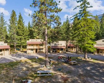 Madam Womans Inn Old West Hotel Cabin Glacier Np - Columbia Falls - Building