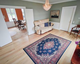 Aamølle Gæstgiveri - Hadsund - Sala de estar