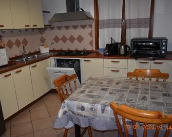 spacious detached house, ideal for holidays in san pantaleo - San Pantaleo - Keittiö