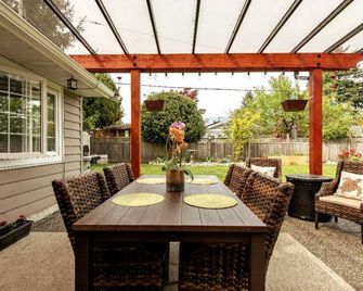 Super private self contained 1 bedroom, 1 bathroom minutes to downtown Vancouver - North Vancouver - Patio