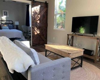 Stylish 1 Bedroom Farmhouse - Live/Work - Davis - Living room