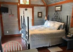 Top of the Hill RV Resort & Cabins - Boerne - Schlafzimmer