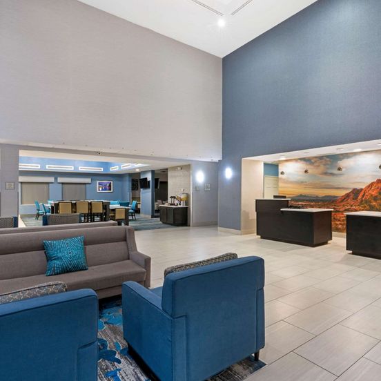 La Quinta Inn & Suites by Wyndham Phoenix I-10 West image 1