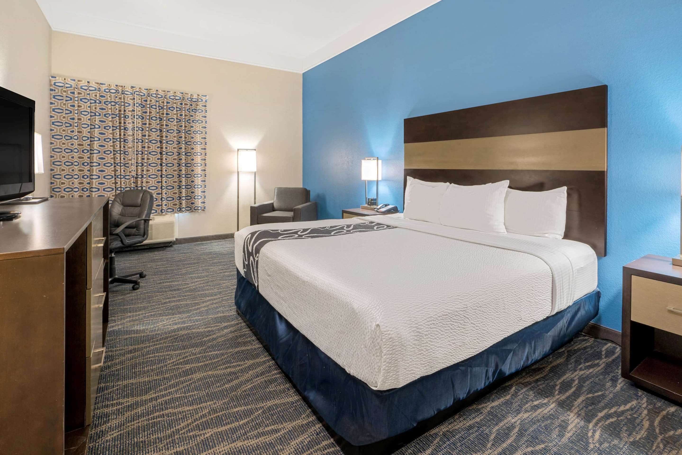 La Quinta Inn & Suites by Wyndham Phoenix I-10 West thumbnail 3
