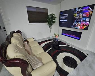 Classic and modern suite 10 minutes away from city center - Whitehorse - Wohnzimmer