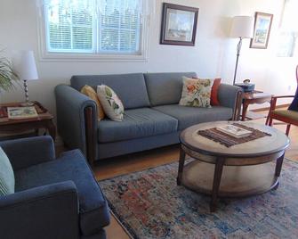 Cozy Cottage on family hazelnut farm in beautiful Willamette Valley - Canby - Sala de estar