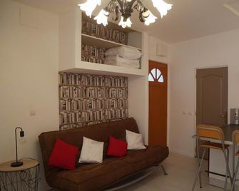 studio 25 m2 furnished refurbished - Pont-Saint-Esprit - Living room