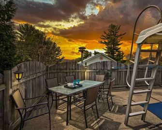 The Discovery Retreat: Heated Pool, Hot Tub, Firepit, Bbq, Sauna, Game Room - Penetanguishene - Balcony