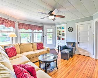 Cozy + Walkable Delmar Getaway w/ Fire Pit! - Delmar - Living room