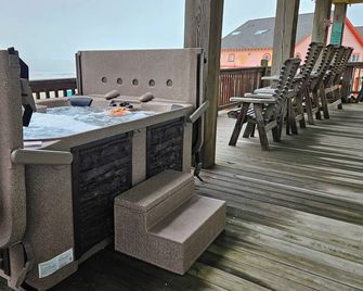 Beachfront With Deck Hot Tub And View An - Crystal Beach