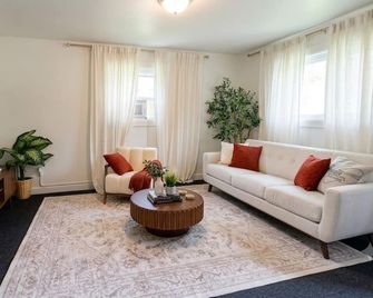 Fabulous 2-bedroom apartment with Free EV charging station - Indiana - Living room