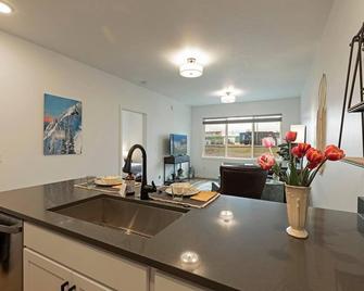 Modern Urban Flat - Walking distance to Downtown Missoula and St. Pats Hospital - Missoula - Kitchen