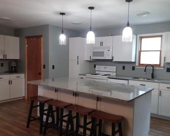 4/2 House on Old Wixom Lake, Sleeps up to 11. - Beaverton - Kitchen